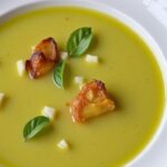 Velouté onctueux de courgette, pomme de terre et Vache qui rit : la recette simple pour régaler 6 convives